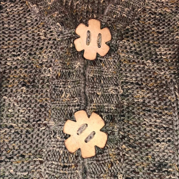 ASPEN Seed Moss Stitch Knit Wooden Flower Accent Button Down Cardigan Sweater - Picture 5 of 8